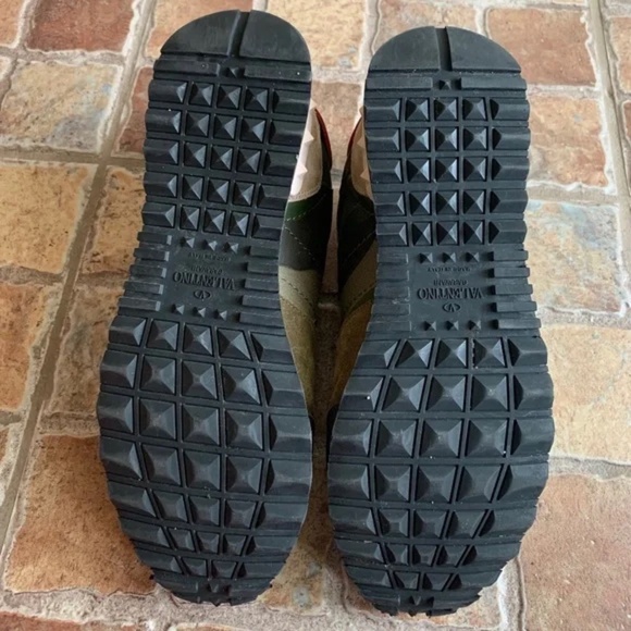 Valentino Garavani Low-Top Sneakers - Picture 9 of 11